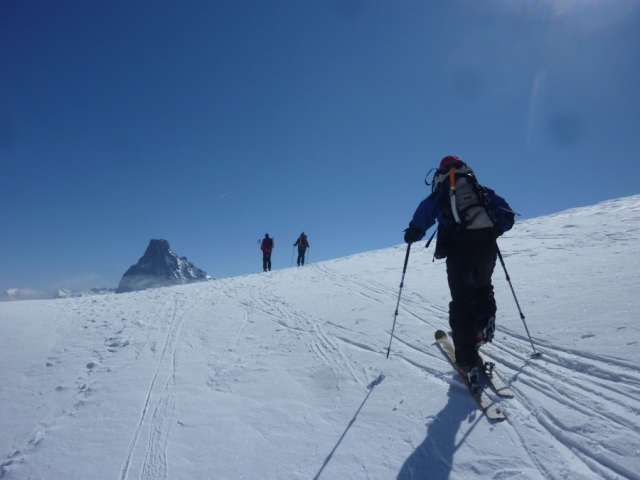 Con los esquis monte arriba